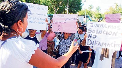 Se manifiestan frente el ayuntamiento de B. Juárez pobladores de la colonia Gregorio Sánchez, por cobros de energía eléctrica.