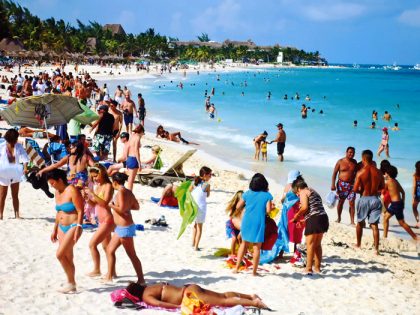 La oleada veraniega abarrotó las playas de Cancún con visitantes de origen nacional, que disfrutaron de las aguas cristalinas del Caribe mexicano.