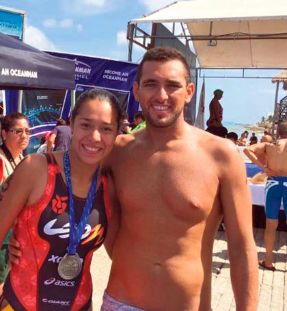 Los ganadores del “Oceanman”, Anahi León (femenil, de Veracruz) y Fernando Betanzos (varonil, nativo de QuintanaRoo).