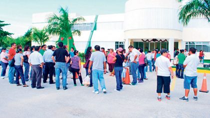 Padres de familia que llegaron de otras entidades a Cancún y la Riviera Maya, buscan lugar para sus hijos en un estado, cuya matrícula está saturada.