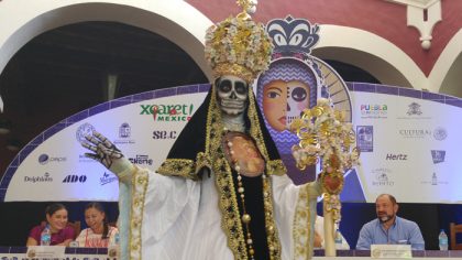 En el Festival de Vida y Muerte se exhibirá un altar monumental de la ciudad de Puebla, diseñado por el maestro Rodolfo Villena Hernández, acreedor al primer lugar nacional del “Gran Premio de Arte Popular.