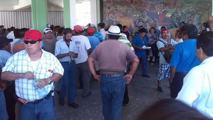 El paro se suspenderá hasta que el alcalde Eduardo Espinosa acceda a sus peticiones, advierten los trabajadores.