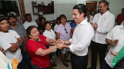 El alcalde Remberto Estrada recorrió las oficinas para solicitar a los trabajadores del Ayuntamiento cumplir con responsabilidad su labor con la ciudadanía.