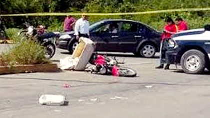 Debido a lo mojado de la carretera, el condcutor de la Urvan del servicio público no logró frenar a tiempo y provocó la muerte a un motociclista.