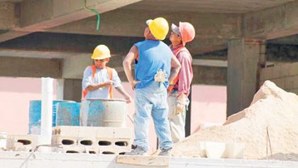 En Quintana Roo, de los 30 mil empleos directos que se proyectó para el 2016, sólo un 60 por ciento se colocó en construcciones locales y extranjeras.