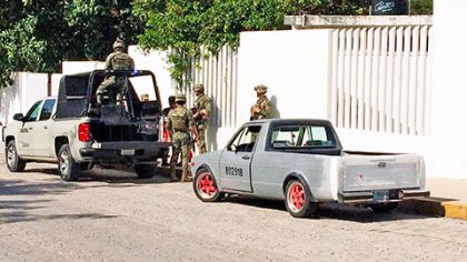 Una camioneta “hechiza” que se encuentra rotulada como las que usa la Marina, fue retenida por elementos de Ejército mexicano.